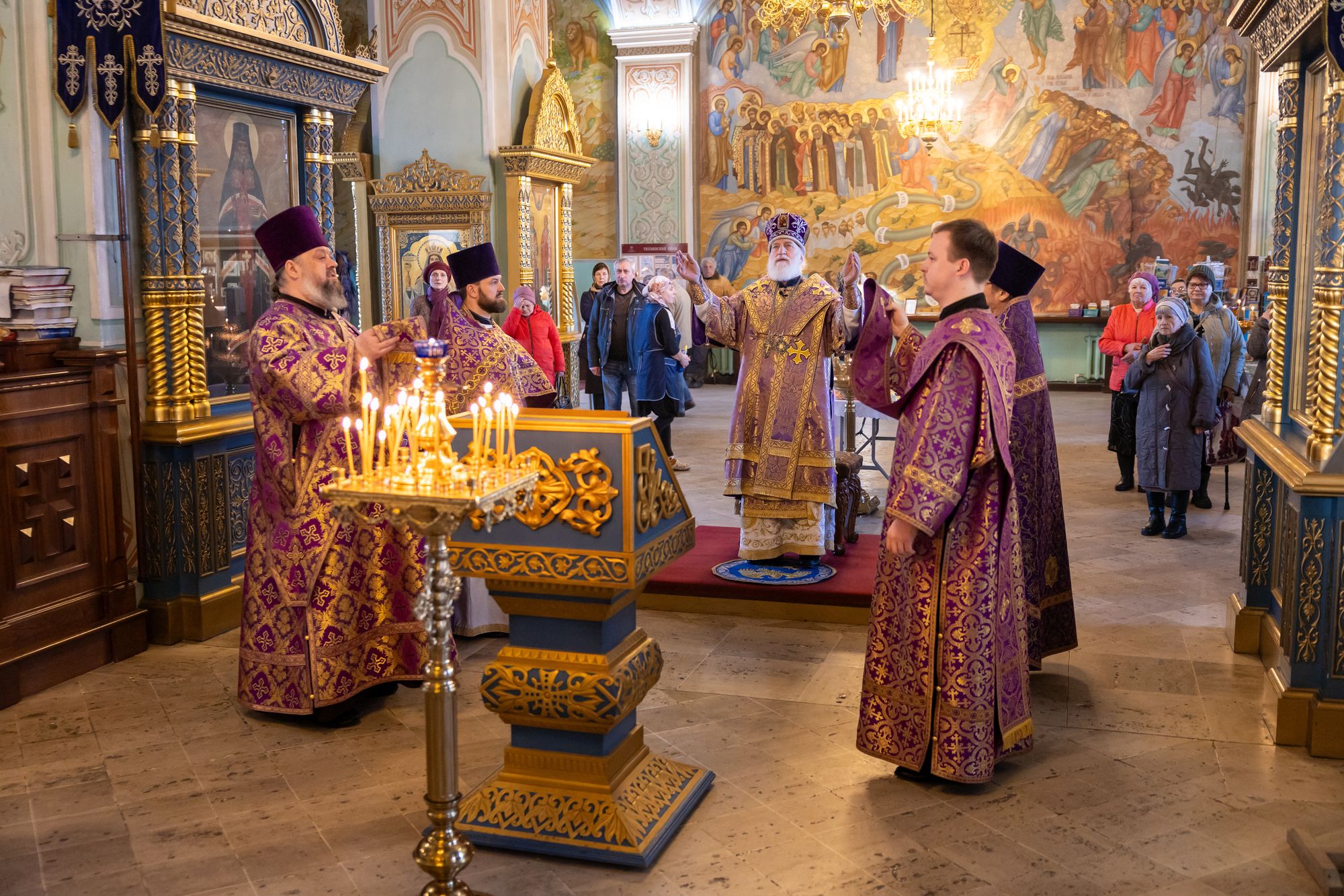 Архиерейское богослужение в Тихвинском храме города Коломны