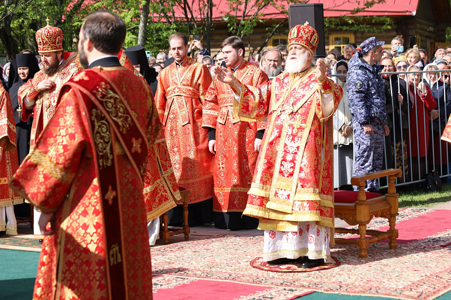 В праздник Собора новомучеников, в Бутове пострадавших, Патриарший наместник Московской митрополии возглавил Литургию на Бутовском полигоне