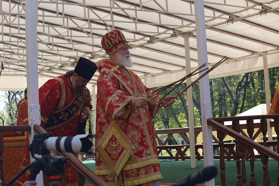В праздник Собора новомучеников, в Бутове пострадавших, Патриарший наместник Московской митрополии возглавил Литургию на Бутовском полигоне