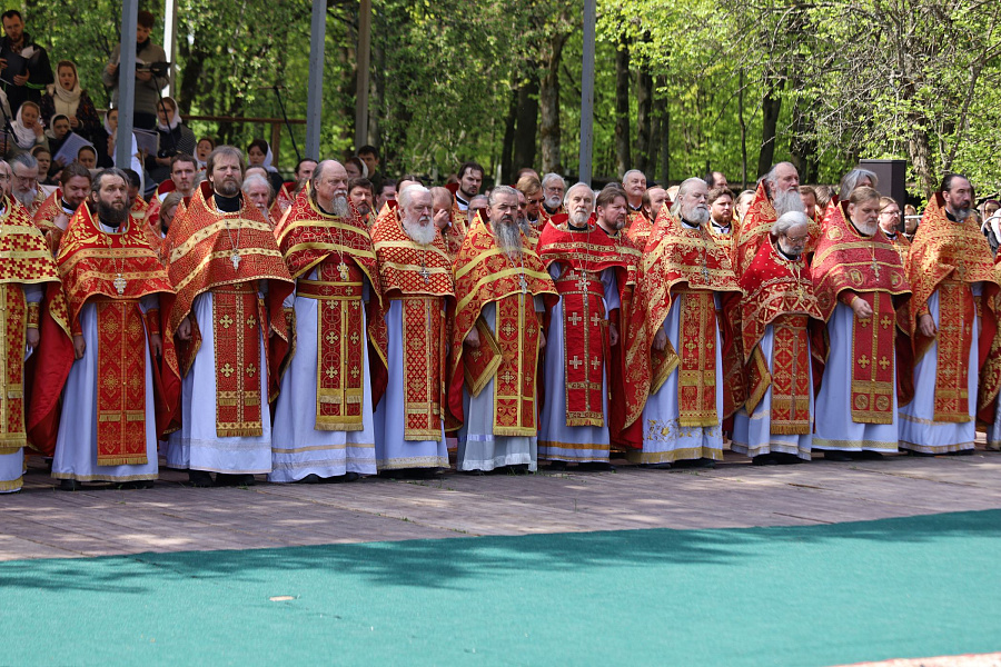 В праздник Собора новомучеников, в Бутове пострадавших, Патриарший наместник Московской митрополии возглавил Литургию на Бутовском полигоне