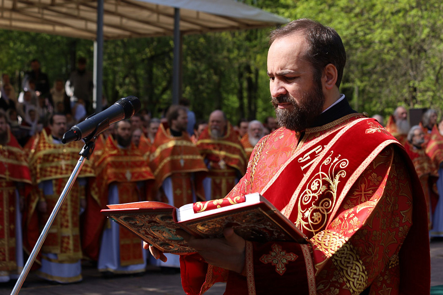 В праздник Собора новомучеников, в Бутове пострадавших, Патриарший наместник Московской митрополии возглавил Литургию на Бутовском полигоне
