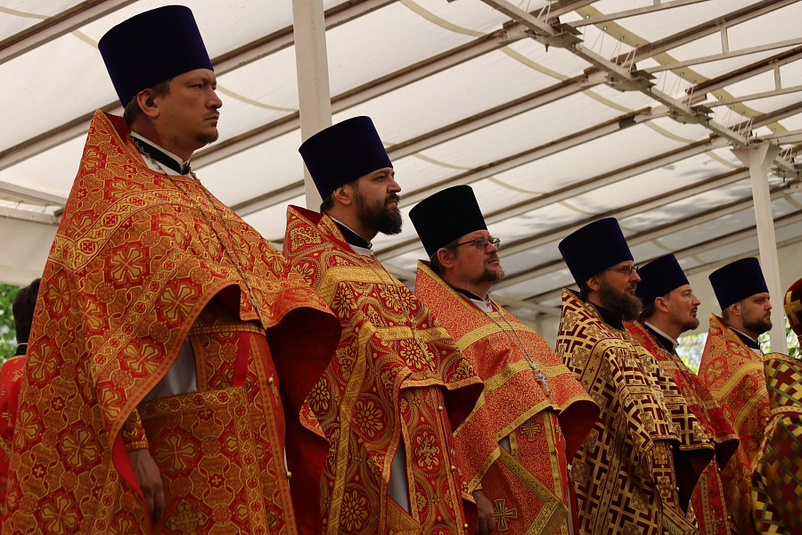 В праздник Собора новомучеников, в Бутове пострадавших, Патриарший наместник Московской митрополии возглавил Литургию на Бутовском полигоне