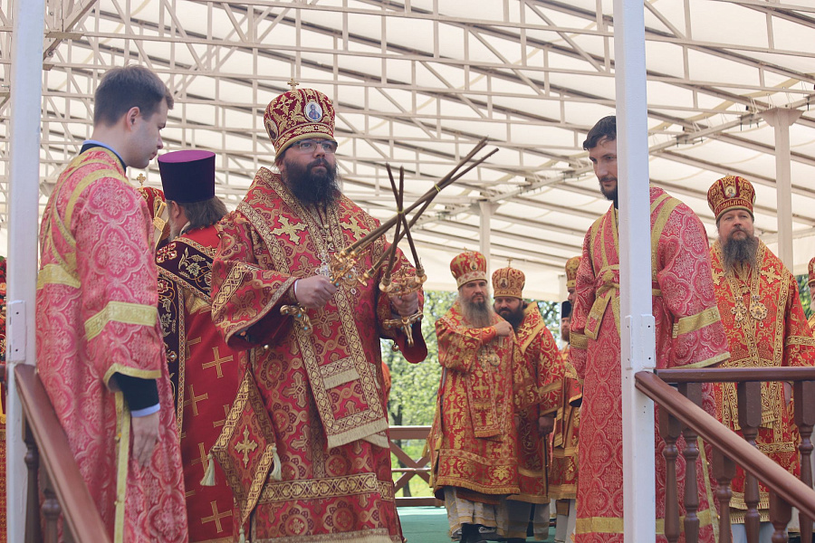 В праздник Собора новомучеников, в Бутове пострадавших, Патриарший наместник Московской митрополии возглавил Литургию на Бутовском полигоне