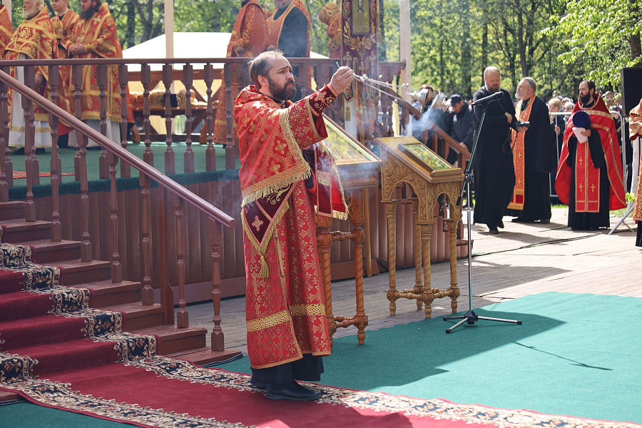В праздник Собора новомучеников, в Бутове пострадавших, Патриарший наместник Московской митрополии возглавил Литургию на Бутовском полигоне