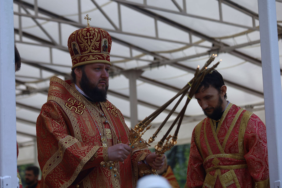 В праздник Собора новомучеников, в Бутове пострадавших, Патриарший наместник Московской митрополии возглавил Литургию на Бутовском полигоне