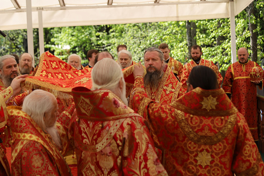 В праздник Собора новомучеников, в Бутове пострадавших, Патриарший наместник Московской митрополии возглавил Литургию на Бутовском полигоне