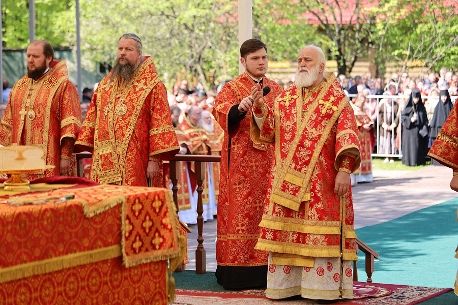В праздник Собора новомучеников, в Бутове пострадавших, Патриарший наместник Московской митрополии возглавил Литургию на Бутовском полигоне