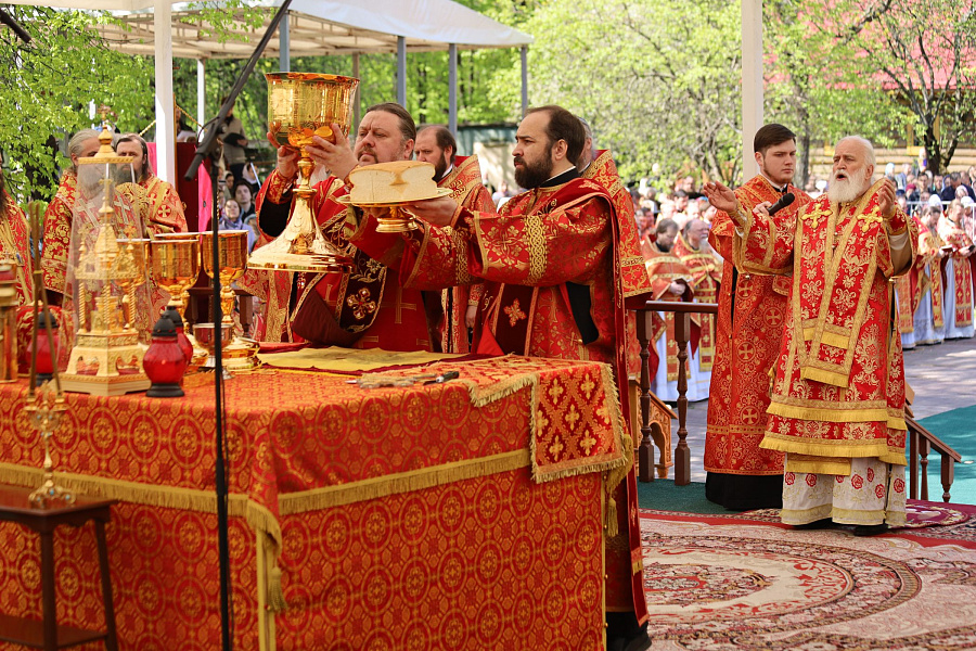 В праздник Собора новомучеников, в Бутове пострадавших, Патриарший наместник Московской митрополии возглавил Литургию на Бутовском полигоне