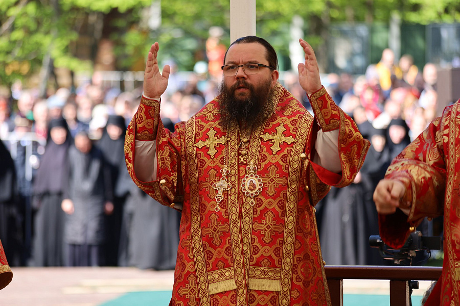 В праздник Собора новомучеников, в Бутове пострадавших, Патриарший наместник Московской митрополии возглавил Литургию на Бутовском полигоне
