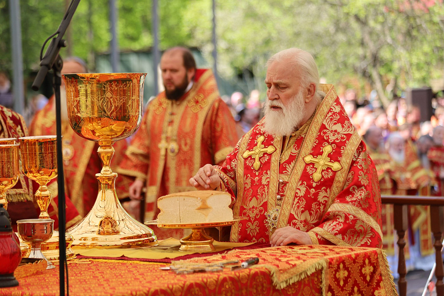 В праздник Собора новомучеников, в Бутове пострадавших, Патриарший наместник Московской митрополии возглавил Литургию на Бутовском полигоне