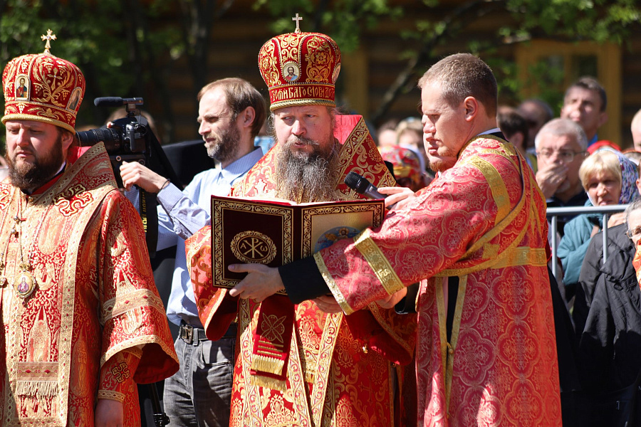 В праздник Собора новомучеников, в Бутове пострадавших, Патриарший наместник Московской митрополии возглавил Литургию на Бутовском полигоне