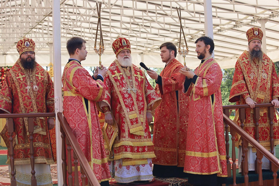 В праздник Собора новомучеников, в Бутове пострадавших, Патриарший наместник Московской митрополии возглавил Литургию на Бутовском полигоне