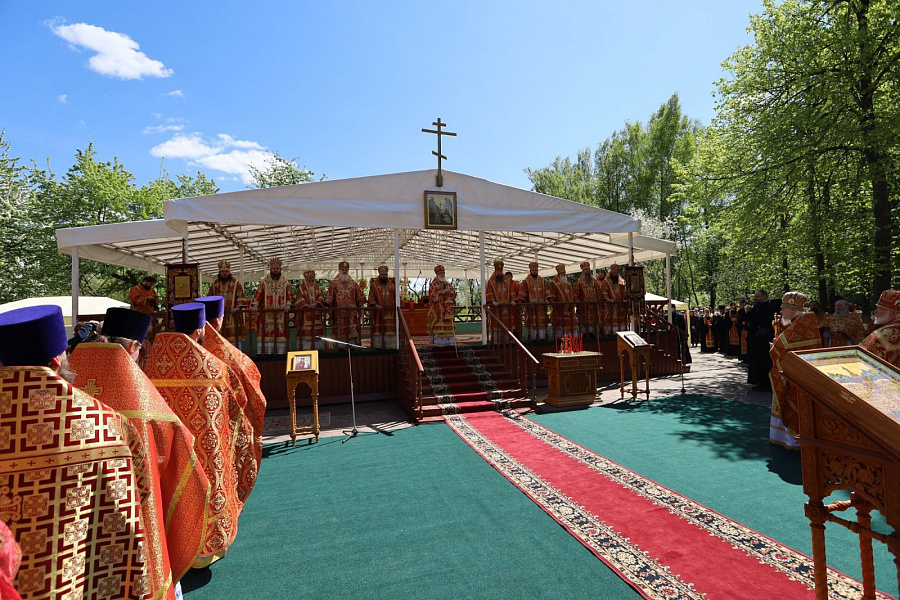 В праздник Собора новомучеников, в Бутове пострадавших, Патриарший наместник Московской митрополии возглавил Литургию на Бутовском полигоне