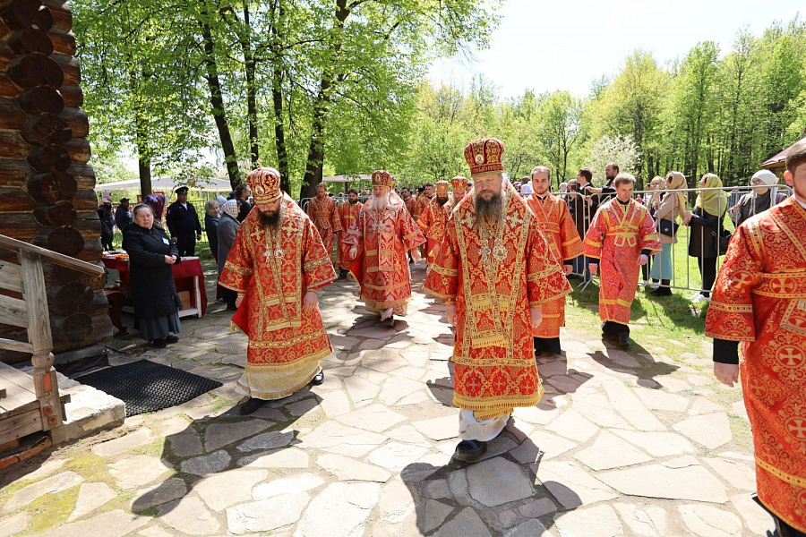 В праздник Собора новомучеников, в Бутове пострадавших, Патриарший наместник Московской митрополии возглавил Литургию на Бутовском полигоне