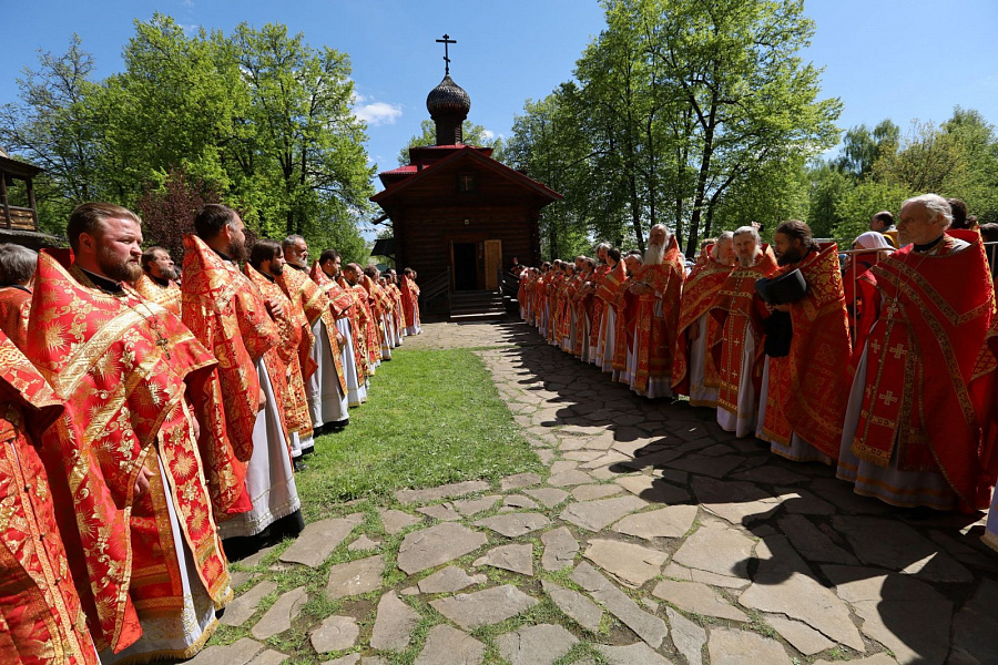 В праздник Собора новомучеников, в Бутове пострадавших, Патриарший наместник Московской митрополии возглавил Литургию на Бутовском полигоне