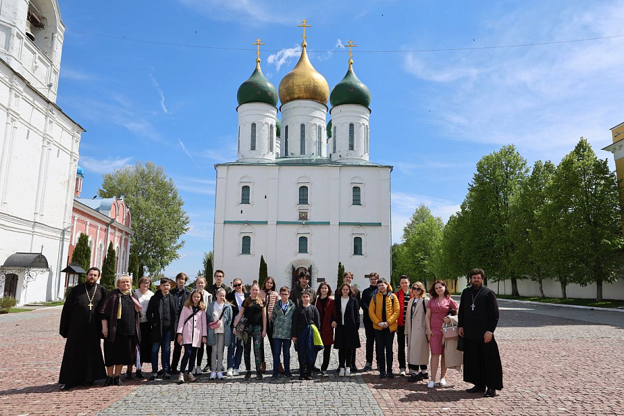 Митрополит Павел встретился со школьниками-победителями и призёрами конференции "Россия - моё Отечество"