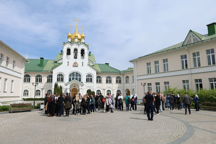 Митрополит Павел встретился со школьниками-победителями и призёрами конференции "Россия - моё Отечество"
