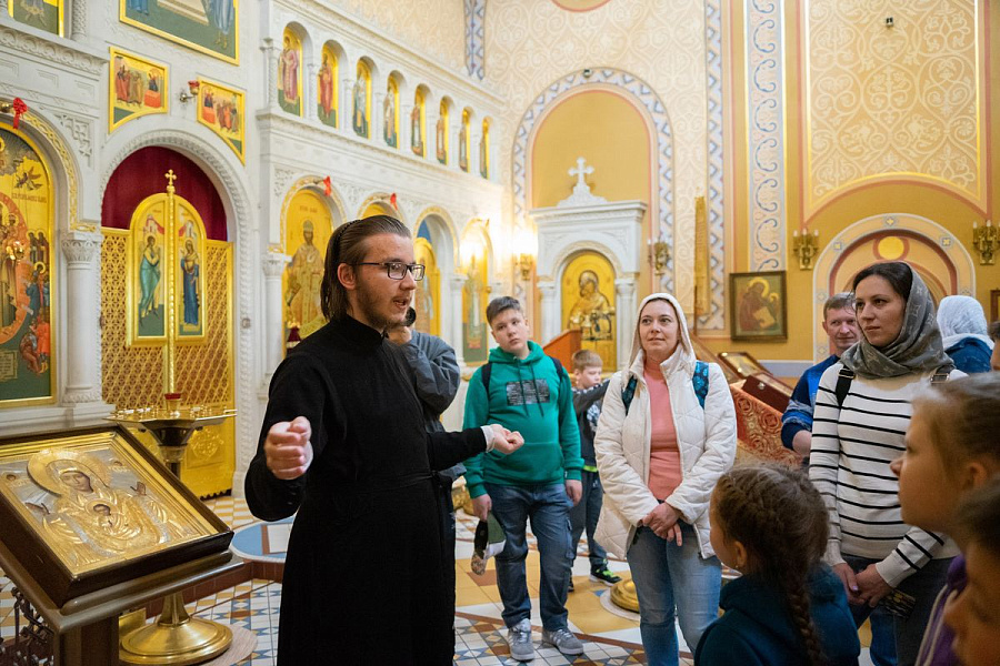 Митрополит Павел встретился со школьниками-победителями и призёрами конференции "Россия - моё Отечество"