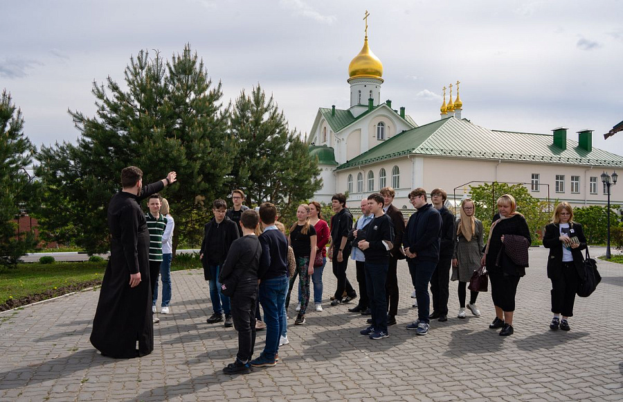 Митрополит Павел встретился со школьниками-победителями и призёрами конференции "Россия - моё Отечество"