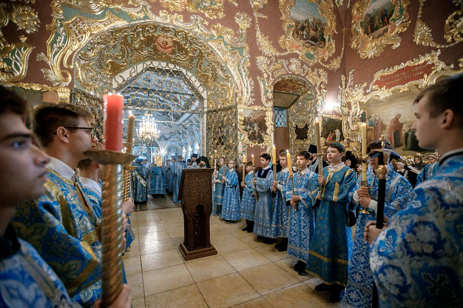 Епископ Сергиево-Посадский и Дмитровский Фома совершил детскую Литургию в Трапезном храме Лавры