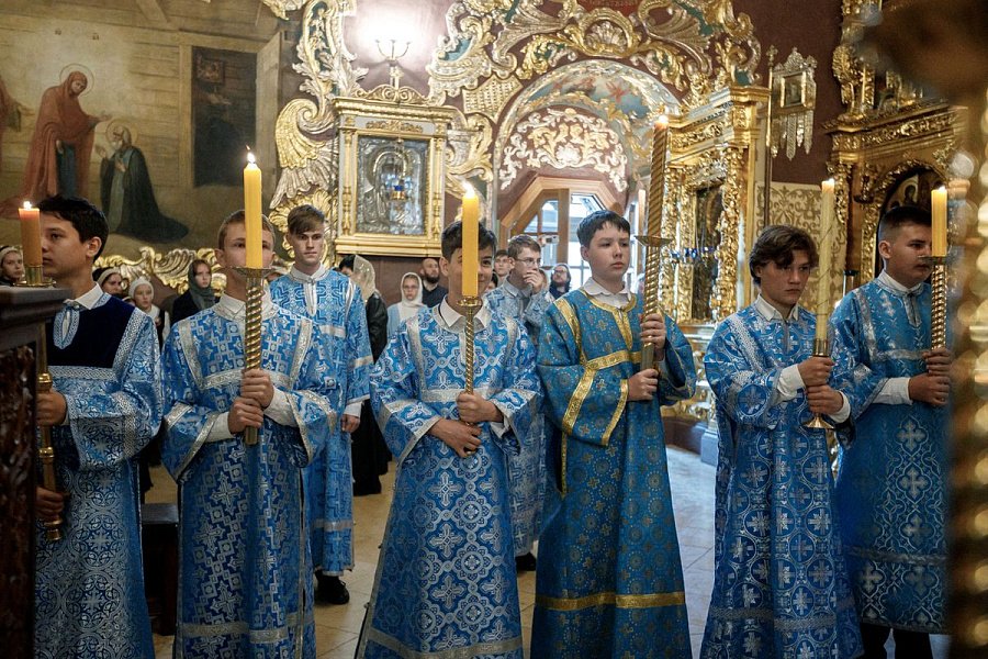 Епископ Сергиево-Посадский и Дмитровский Фома совершил детскую Литургию в Трапезном храме Лавры