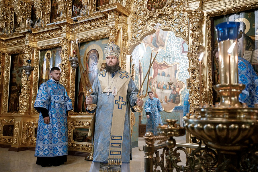Епископ Сергиево-Посадский и Дмитровский Фома совершил детскую Литургию в Трапезном храме Лавры