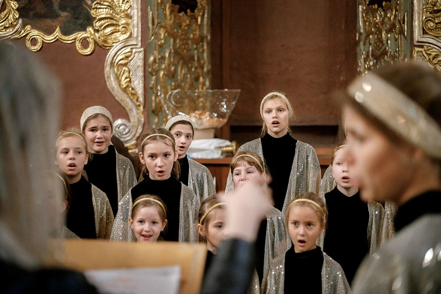 Епископ Сергиево-Посадский и Дмитровский Фома совершил детскую Литургию в Трапезном храме Лавры