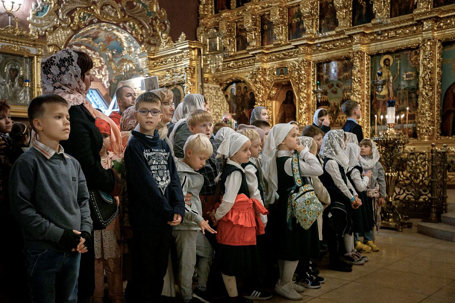 Епископ Сергиево-Посадский и Дмитровский Фома совершил детскую Литургию в Трапезном храме Лавры
