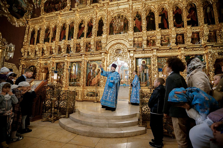 Епископ Сергиево-Посадский и Дмитровский Фома совершил детскую Литургию в Трапезном храме Лавры