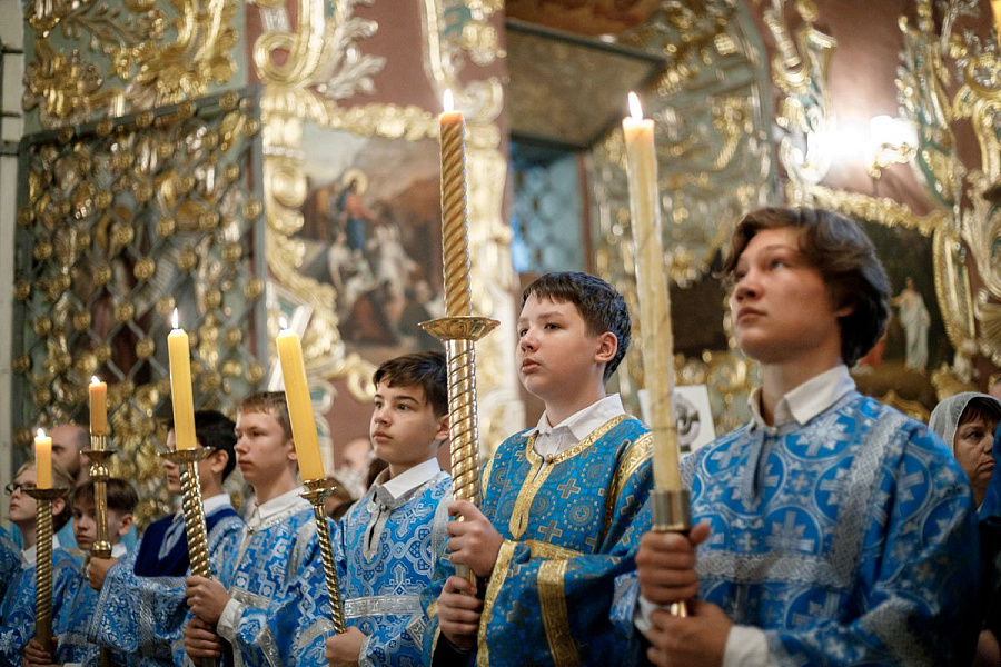 Епископ Сергиево-Посадский и Дмитровский Фома совершил детскую Литургию в Трапезном храме Лавры
