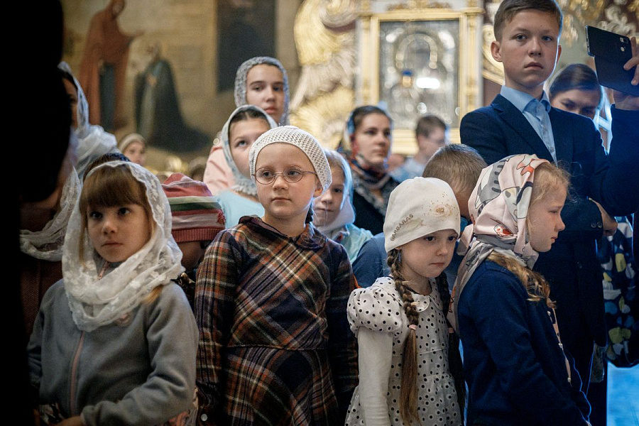 Епископ Сергиево-Посадский и Дмитровский Фома совершил детскую Литургию в Трапезном храме Лавры