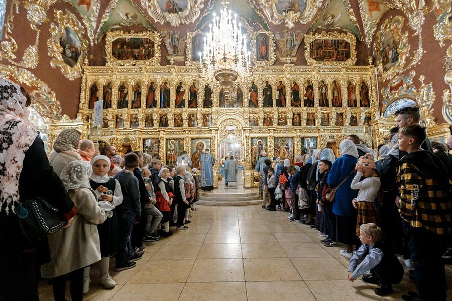Епископ Сергиево-Посадский и Дмитровский Фома совершил детскую Литургию в Трапезном храме Лавры