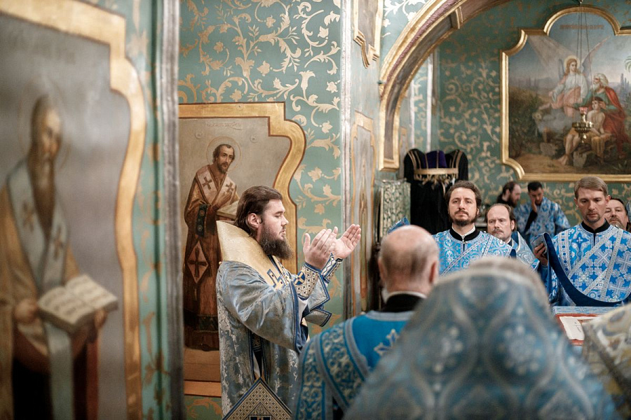 Епископ Сергиево-Посадский и Дмитровский Фома совершил детскую Литургию в Трапезном храме Лавры