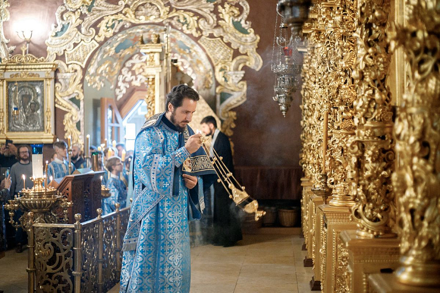 Епископ Сергиево-Посадский и Дмитровский Фома совершил детскую Литургию в Трапезном храме Лавры