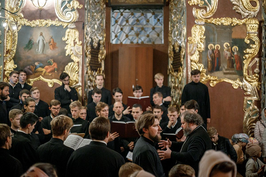 Епископ Сергиево-Посадский и Дмитровский Фома совершил детскую Литургию в Трапезном храме Лавры