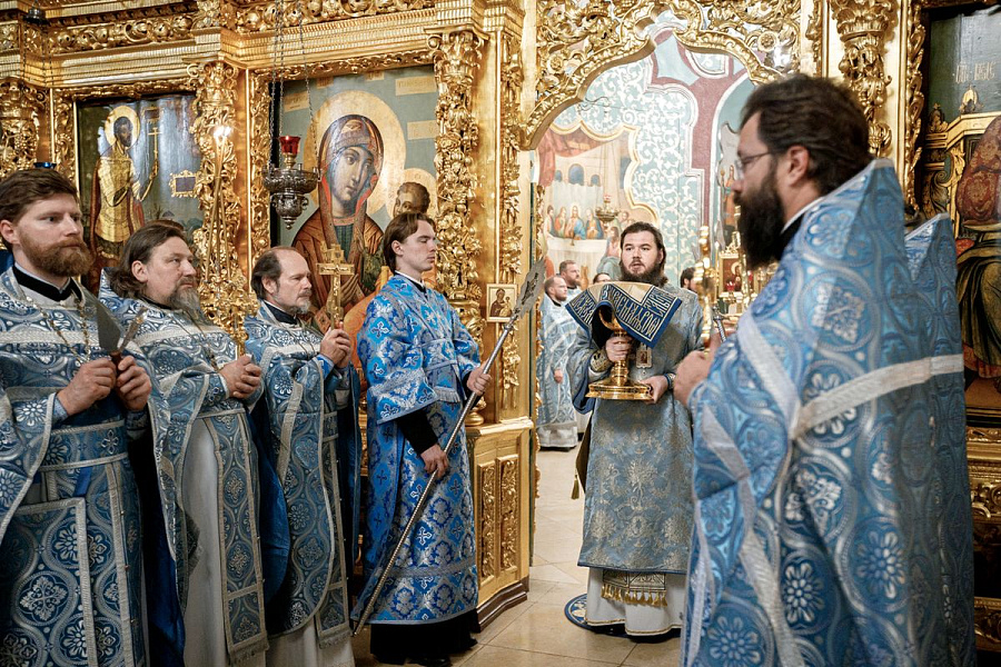 Епископ Сергиево-Посадский и Дмитровский Фома совершил детскую Литургию в Трапезном храме Лавры