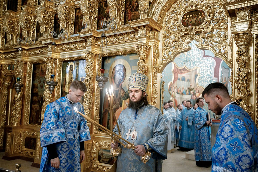 Епископ Сергиево-Посадский и Дмитровский Фома совершил детскую Литургию в Трапезном храме Лавры