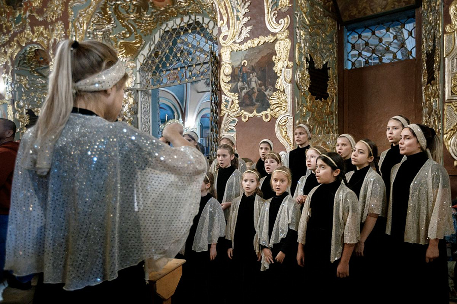 Епископ Сергиево-Посадский и Дмитровский Фома совершил детскую Литургию в Трапезном храме Лавры