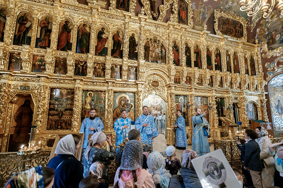 Епископ Сергиево-Посадский и Дмитровский Фома совершил детскую Литургию в Трапезном храме Лавры