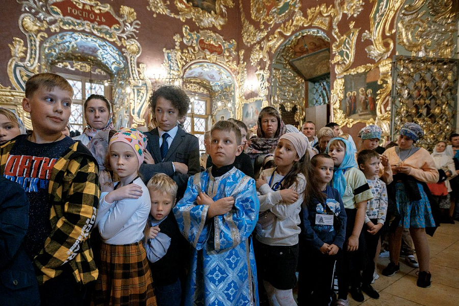Епископ Сергиево-Посадский и Дмитровский Фома совершил детскую Литургию в Трапезном храме Лавры