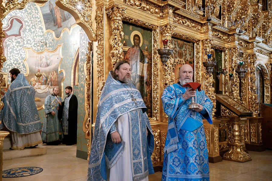 Епископ Сергиево-Посадский и Дмитровский Фома совершил детскую Литургию в Трапезном храме Лавры