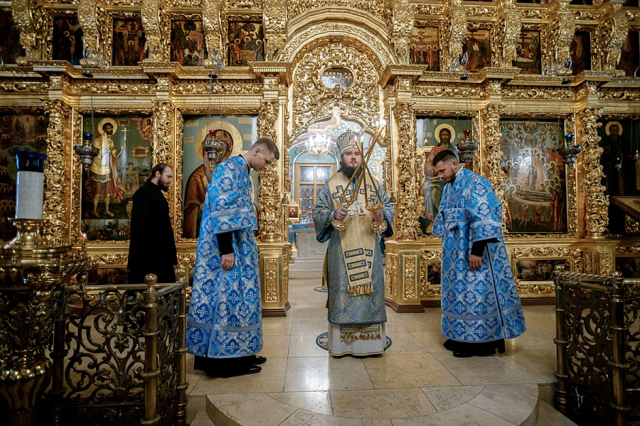 Епископ Сергиево-Посадский и Дмитровский Фома совершил детскую Литургию в Трапезном храме Лавры