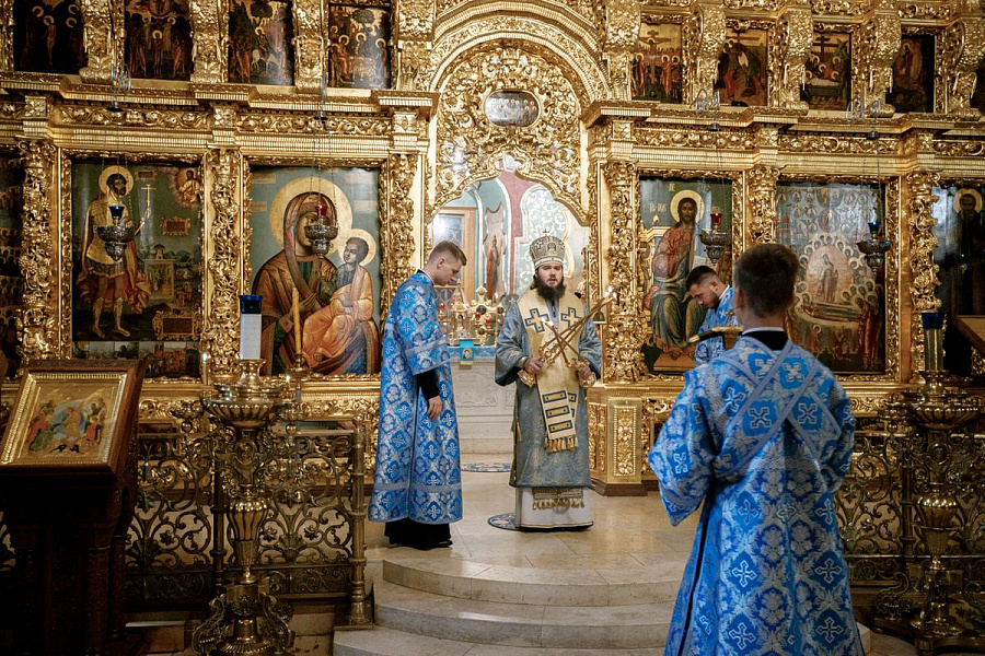 Епископ Сергиево-Посадский и Дмитровский Фома совершил детскую Литургию в Трапезном храме Лавры