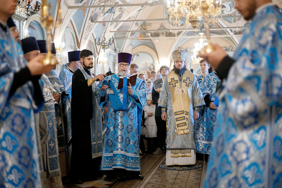 Епископ Сергиево-Посадский и Дмитровский Фома совершил детскую Литургию в Трапезном храме Лавры