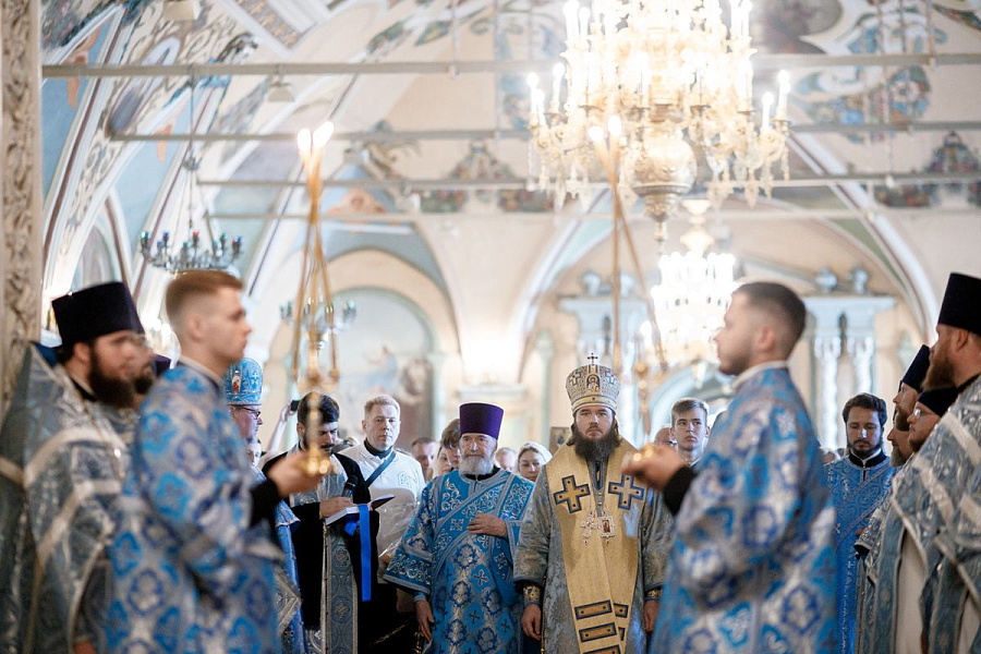 Епископ Сергиево-Посадский и Дмитровский Фома совершил детскую Литургию в Трапезном храме Лавры