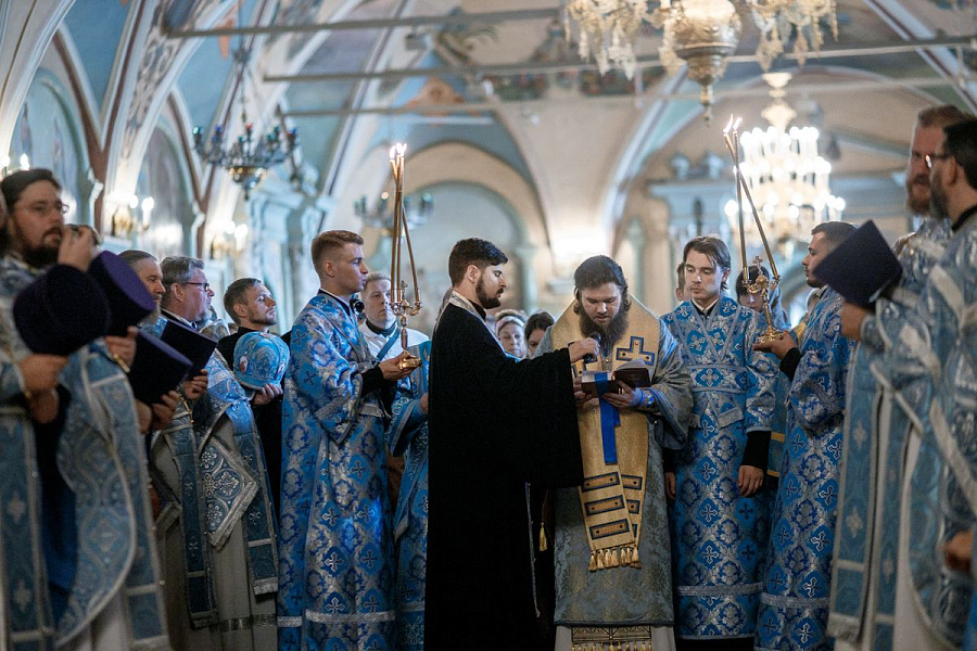 Епископ Сергиево-Посадский и Дмитровский Фома совершил детскую Литургию в Трапезном храме Лавры