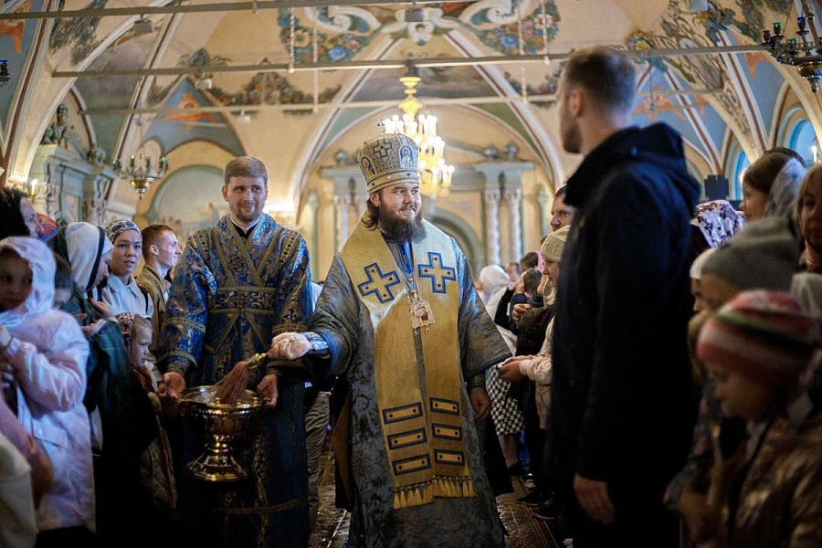 Епископ Сергиево-Посадский и Дмитровский Фома совершил детскую Литургию в Трапезном храме Лавры