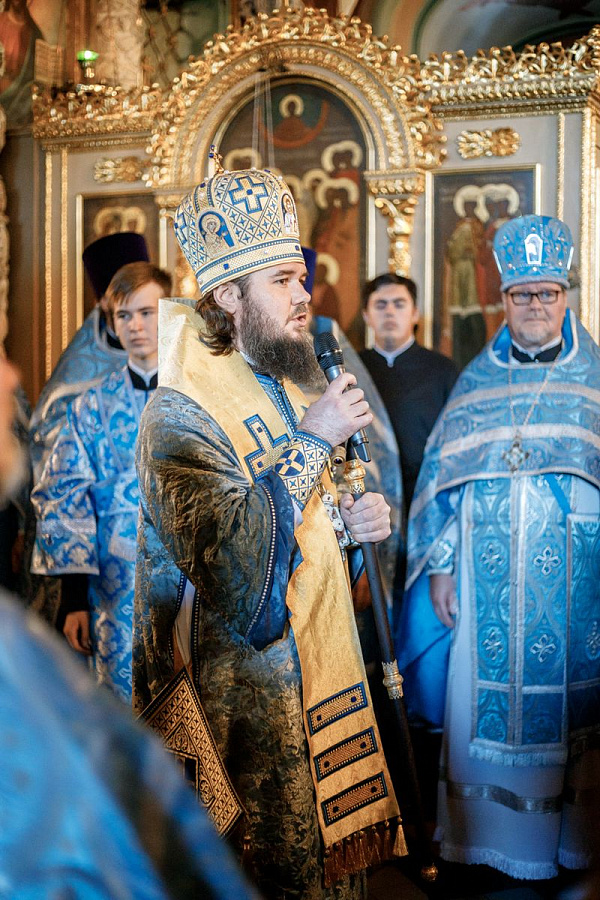 Епископ Сергиево-Посадский и Дмитровский Фома совершил детскую Литургию в Трапезном храме Лавры