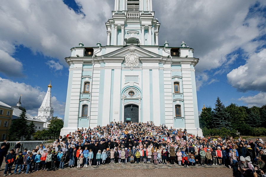 Епископ Сергиево-Посадский и Дмитровский Фома совершил детскую Литургию в Трапезном храме Лавры