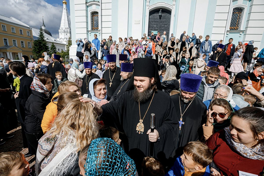 Епископ Сергиево-Посадский и Дмитровский Фома совершил детскую Литургию в Трапезном храме Лавры